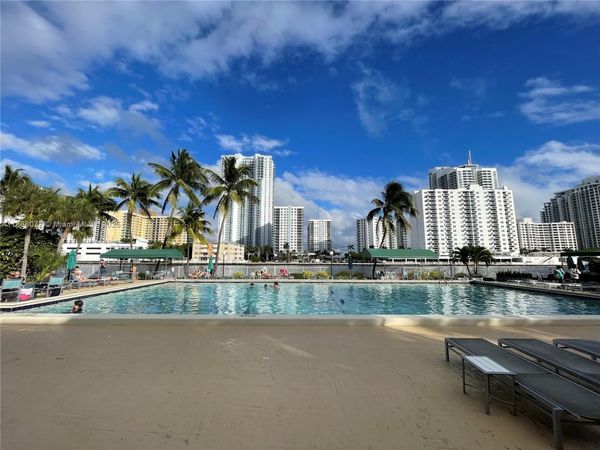 1000 Parkview Dr, Unit 627, Hallandale Beach, FL 33009