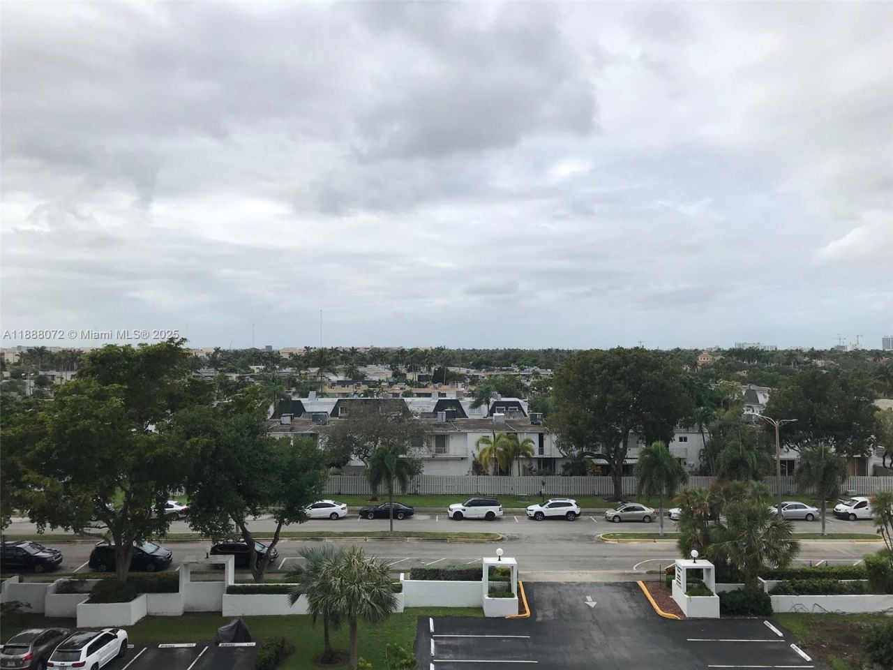 1000 Parkview Dr, Unit 627, Hallandale Beach, FL 33009 Photo