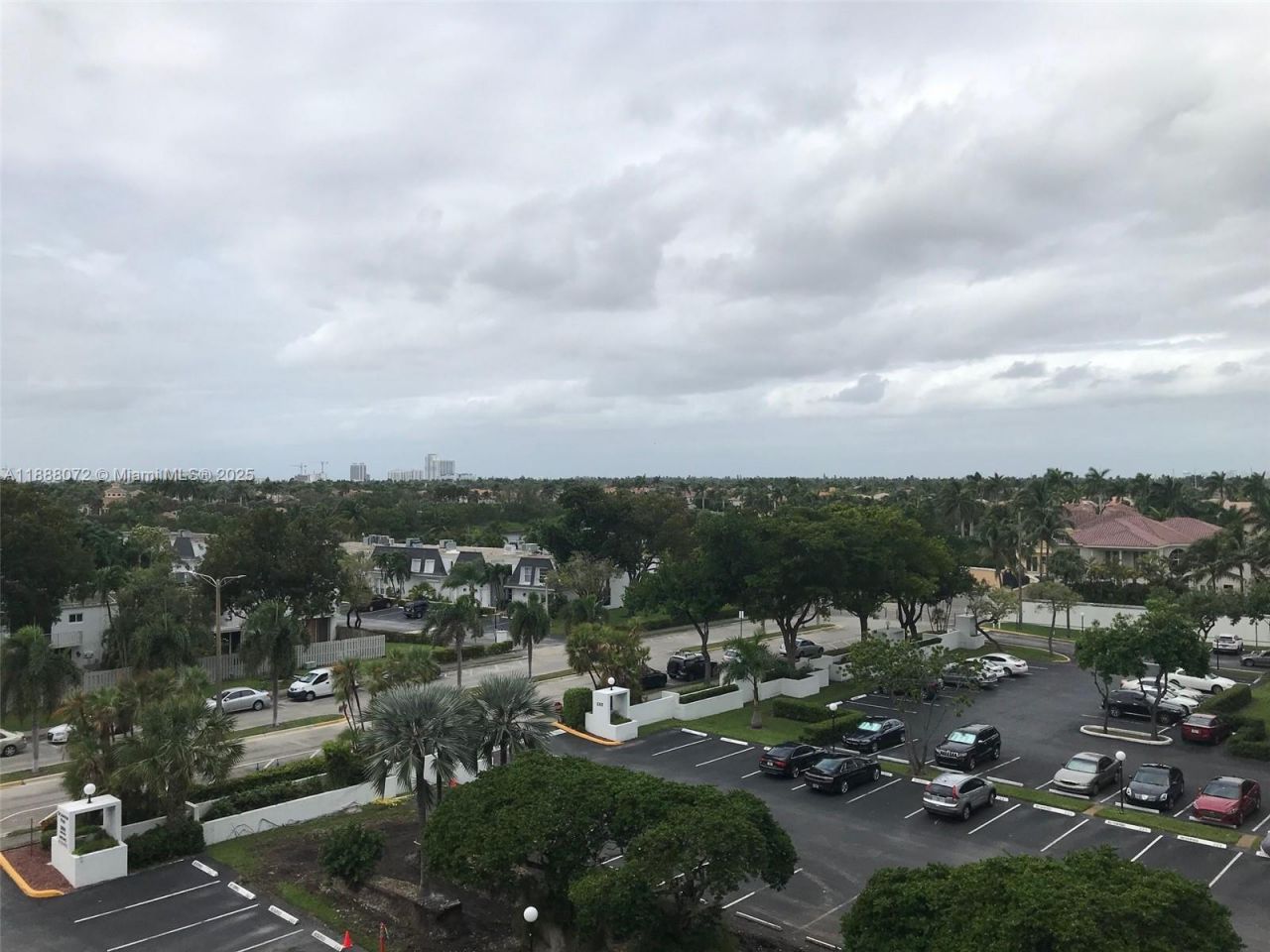 1000 Parkview Dr, Unit 627, Hallandale Beach, FL 33009 Photo