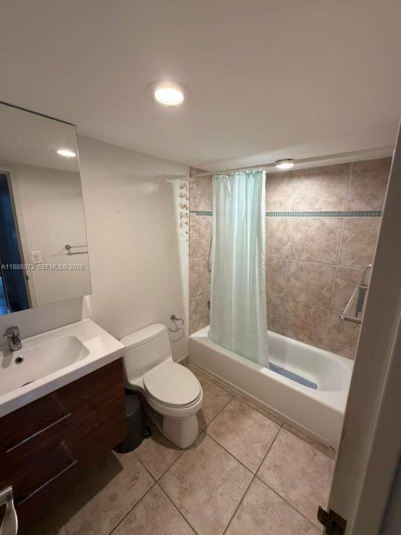 1000 Parkview Dr, Unit 627, Hallandale Beach, FL 33009 Photo