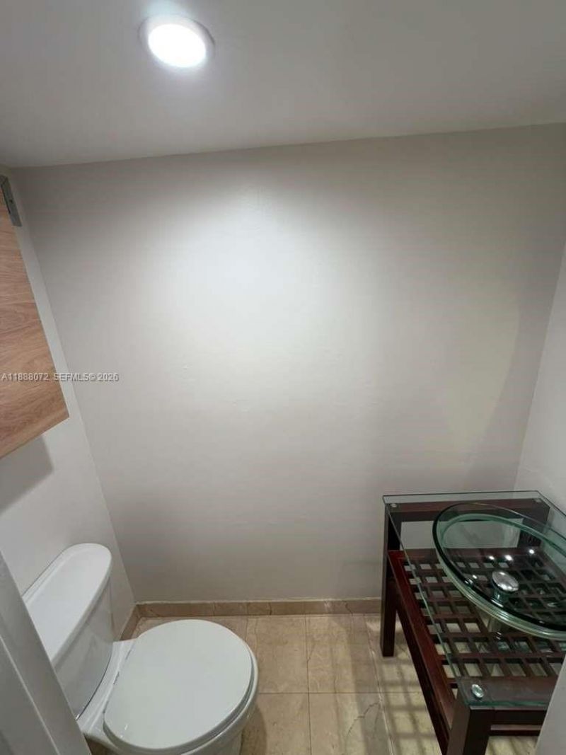 1000 Parkview Dr, Unit 627, Hallandale Beach, FL 33009 Photo