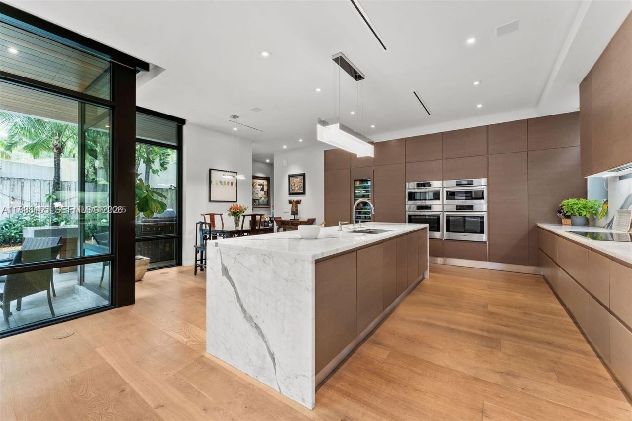 2803 Crystal Ct, Coconut Grove, FL 33133 Photo