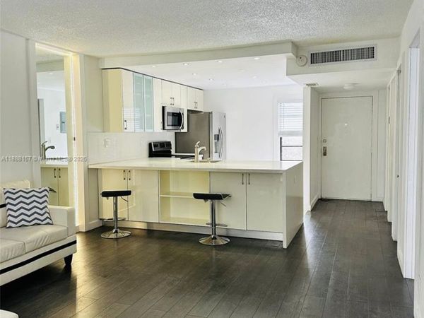 20400 W Country Club Dr, Unit 414, Aventura, FL 33180