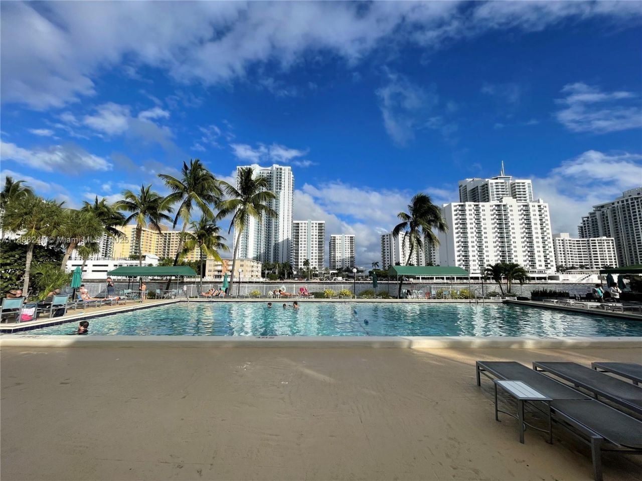 1000 Parkview Dr, Unit 627, Hallandale Beach, FL 33009 Photo