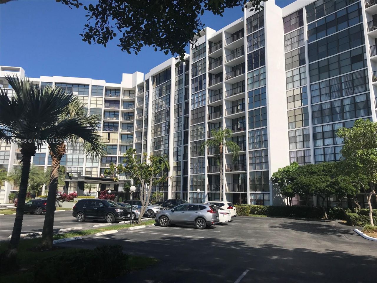 1000 Parkview Dr, Unit 627, Hallandale Beach, FL 33009 Photo