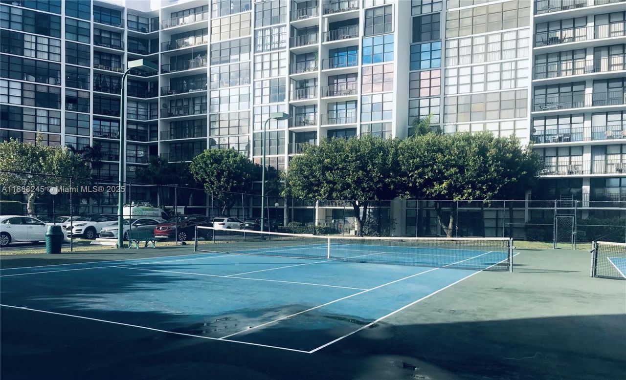 1000 Parkview Dr, Unit 627, Hallandale Beach, FL 33009 Photo