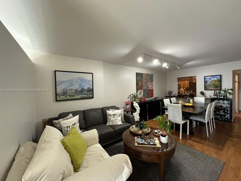 1000 Parkview Dr, Unit 627, Hallandale Beach, FL 33009 Photo