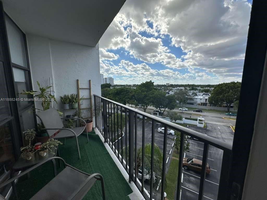 1000 Parkview Dr, Unit 627, Hallandale Beach, FL 33009 Photo