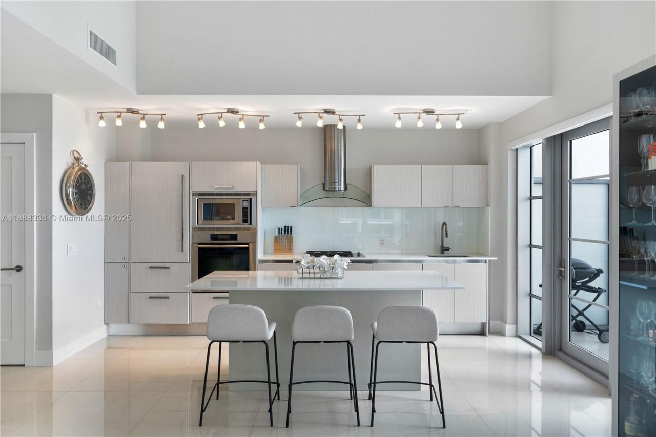 3739 Collins Ave, Unit N-605, Miami Beach, FL 33140 Photo