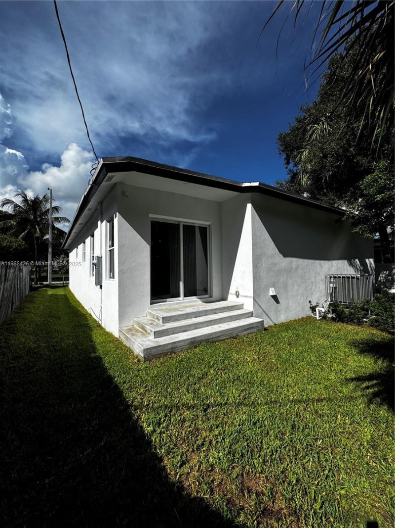 2541 NW 9th St, Fort Lauderdale, FL 33311 Photo