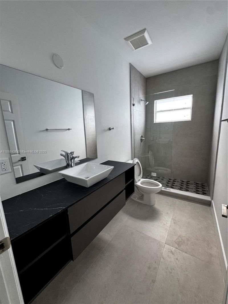 2541 NW 9th St, Fort Lauderdale, FL 33311 Photo