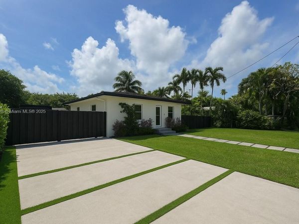 9050 SW 156th St, Palmetto Bay, FL 33157