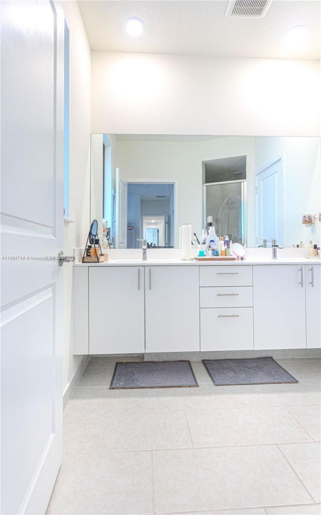 4260 NW 82nd Ave, Doral, FL 33166 Photo