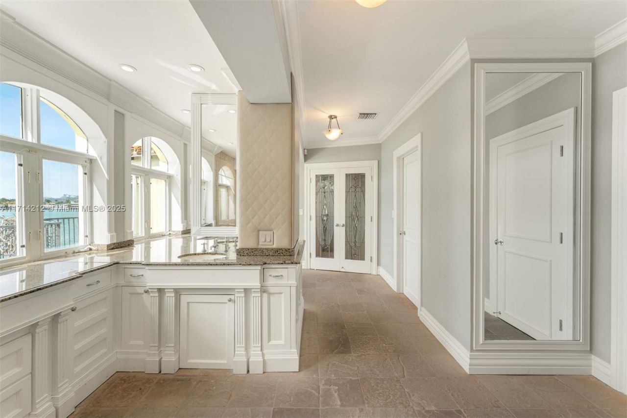 11 E Rivo Alto Dr, Miami Beach, FL 33139 Photo