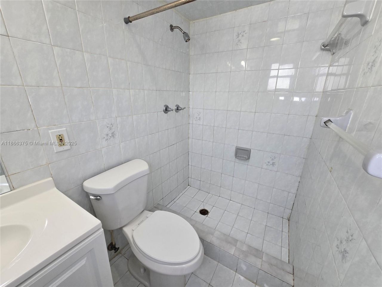 120 Royal Palm Rd, Unit 209, Hialeah Gardens, FL 33016 Photo