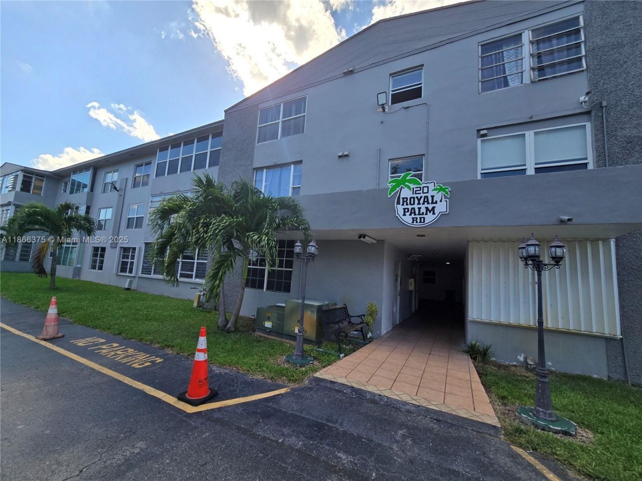120 Royal Palm Rd, Unit 209, Hialeah Gardens, FL 33016 Photo
