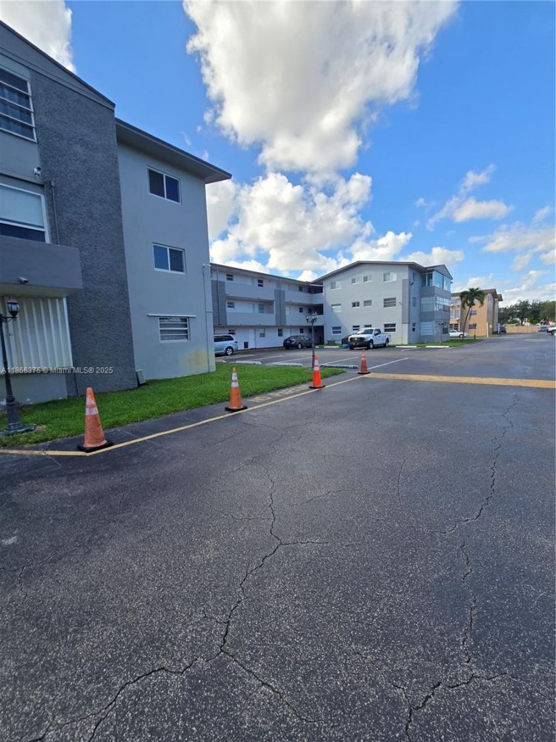 120 Royal Palm Rd, Unit 209, Hialeah Gardens, FL 33016 Photo