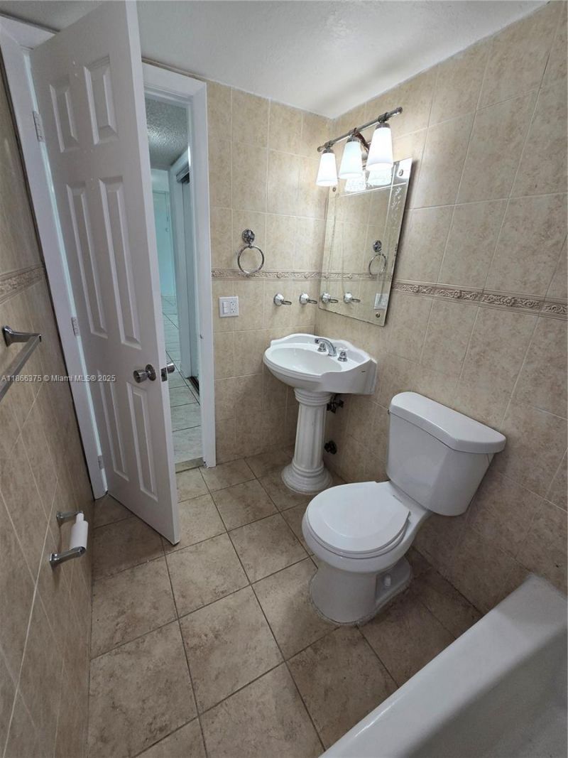 120 Royal Palm Rd, Unit 209, Hialeah Gardens, FL 33016 Photo