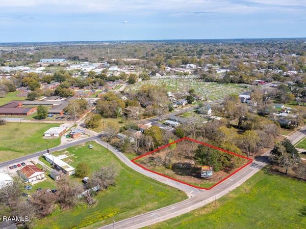 1028 W St Peter Street , New Iberia, LA 70560