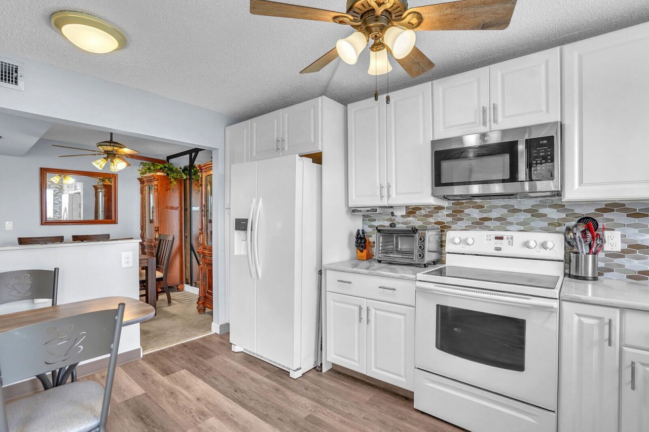 3959 Via Poinciana, Unit 503, Lake Worth, FL 33467 Photo