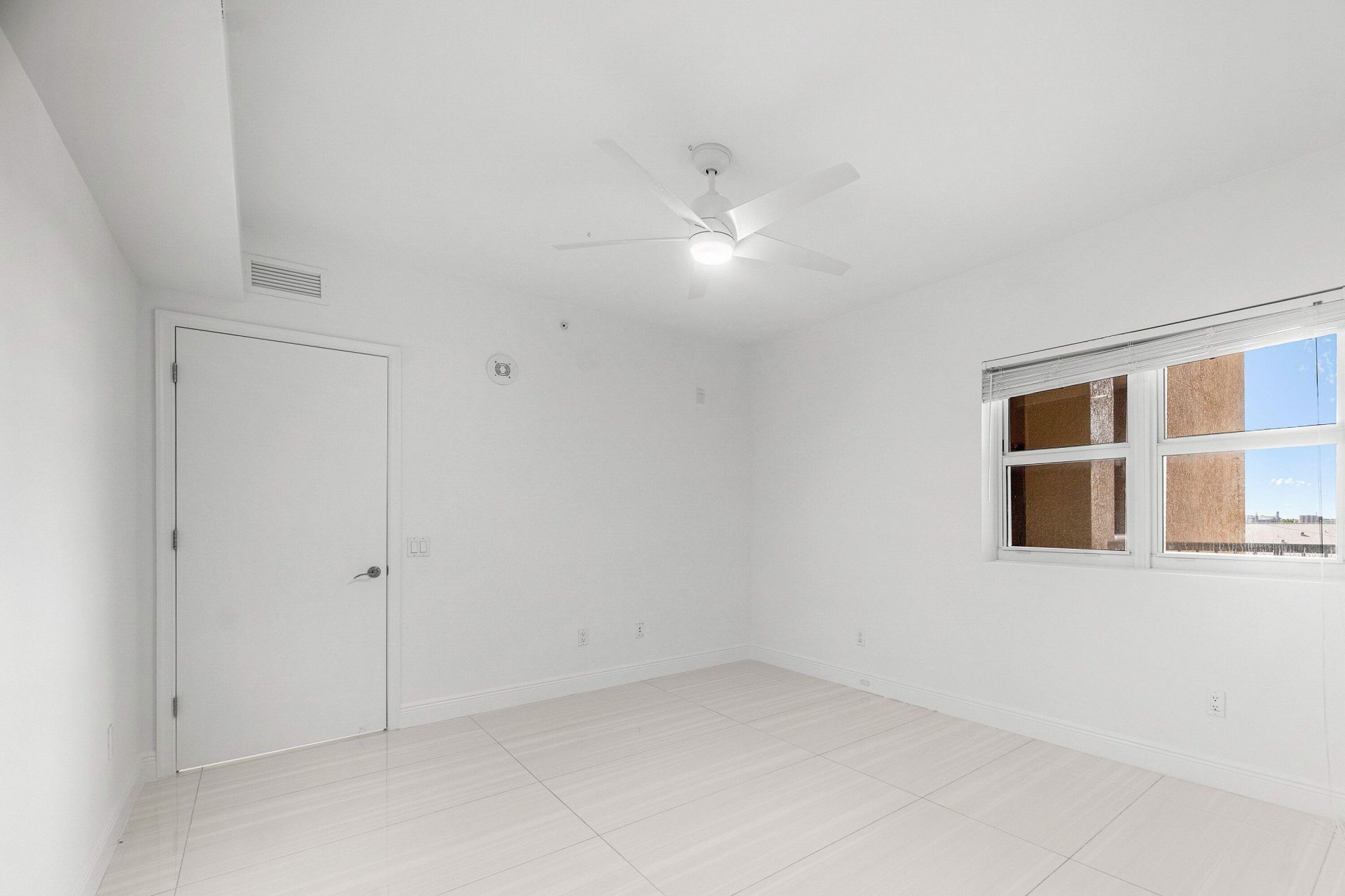 2650 Lake Shore Drive, Unit 1005, Riviera Beach, FL 33404 Photo