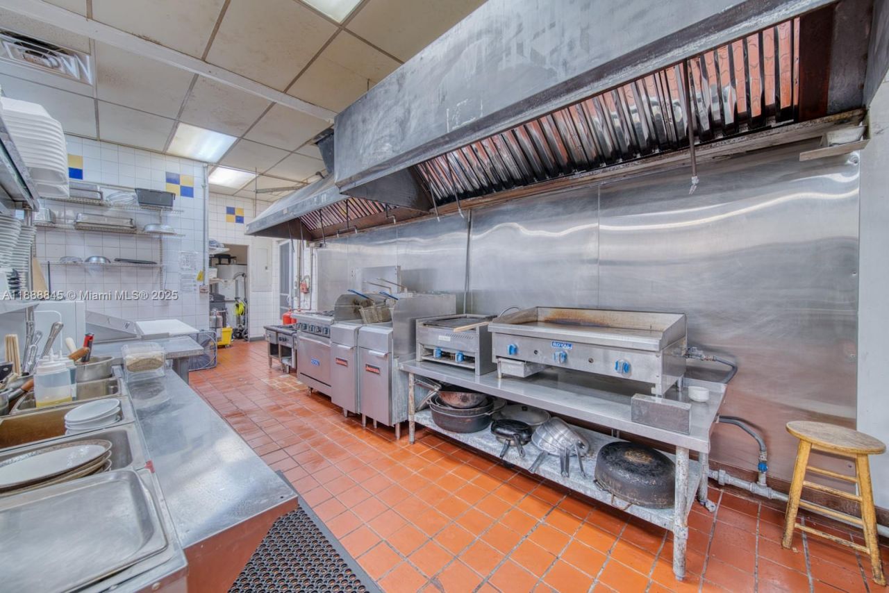 Restaurant And Bar For Sale On N Pine Island Road, Tamarac, FL 33351 Photo