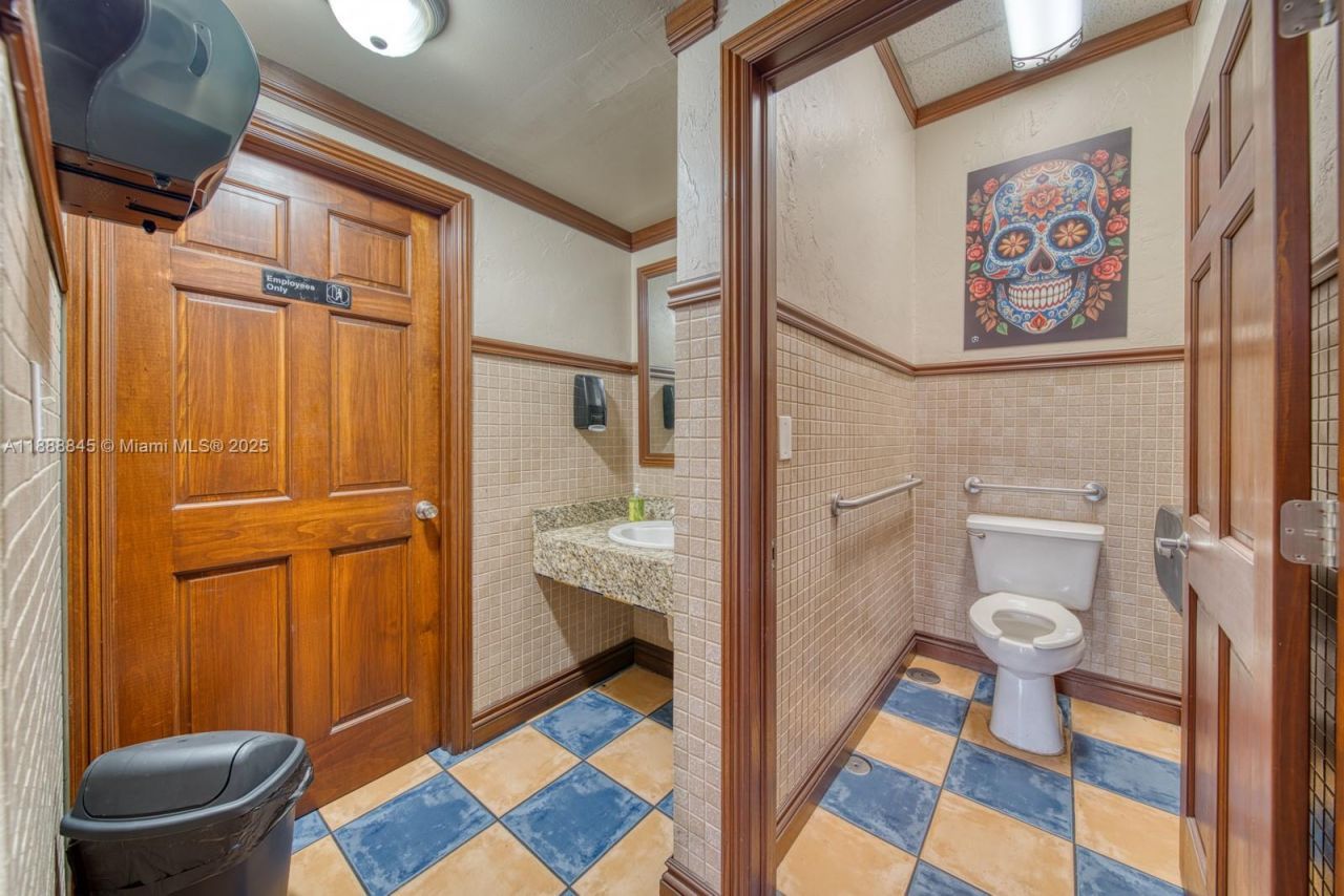 Restaurant And Bar For Sale On N Pine Island Road, Tamarac, FL 33351 Photo