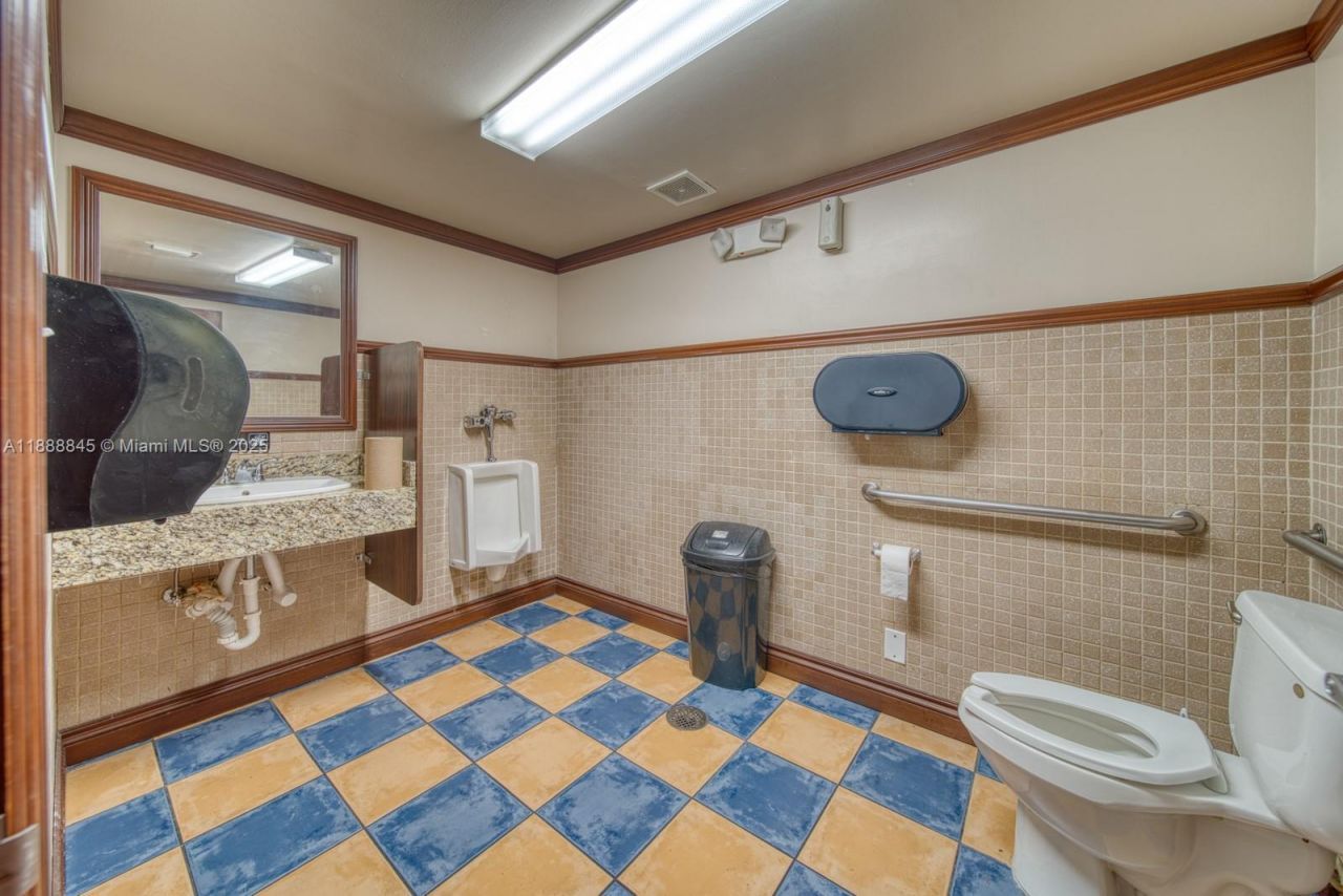 Restaurant And Bar For Sale On N Pine Island Road, Tamarac, FL 33351 Photo