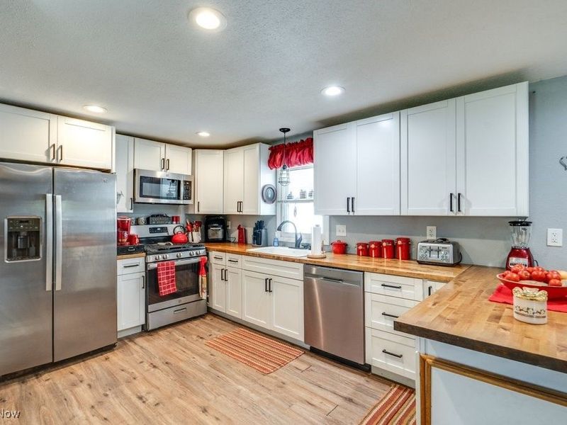 16726 Oakwood Drive, Lake Milton, OH 44429 Photo 10