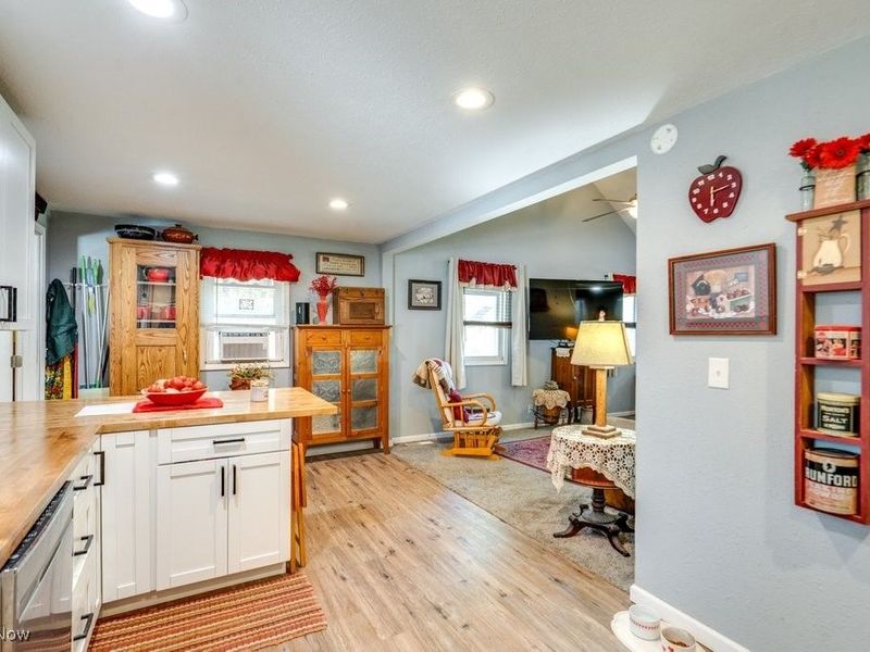 16726 Oakwood Drive, Lake Milton, OH 44429 Photo 11