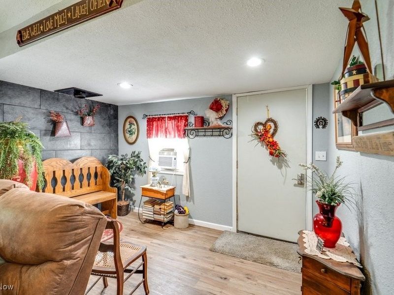 16726 Oakwood Drive, Lake Milton, OH 44429 Photo 4