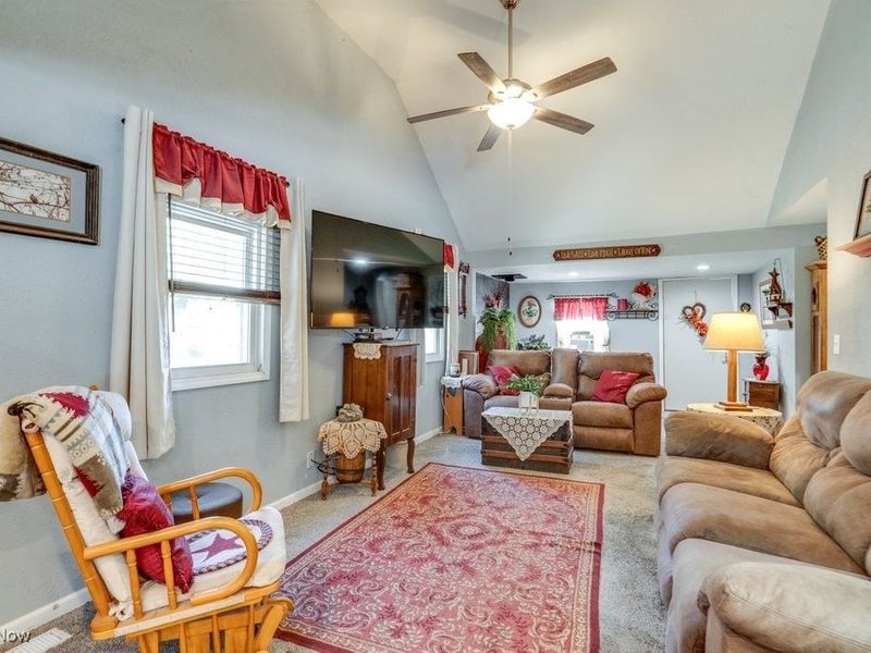 16726 Oakwood Drive, Lake Milton, OH 44429 Photo 7