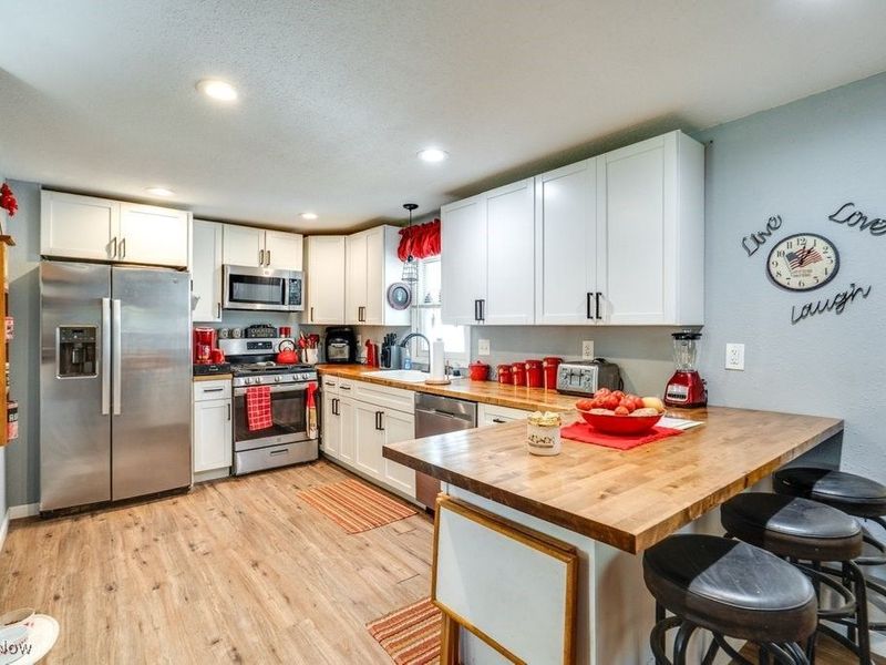 16726 Oakwood Drive, Lake Milton, OH 44429 Photo 9