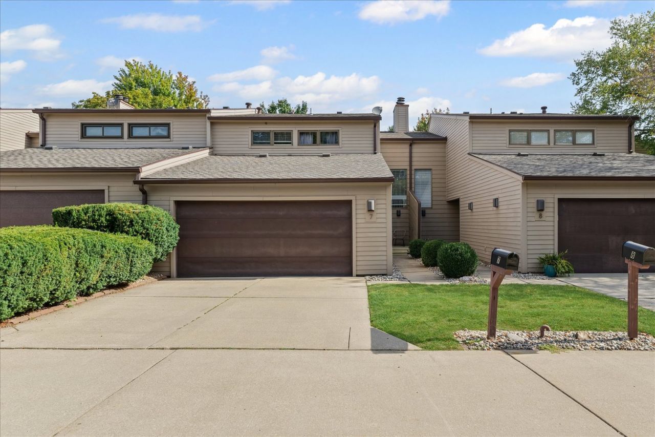 7 Briar Hill Circle, Unit 7, Champaign, IL 61822 Main Photo