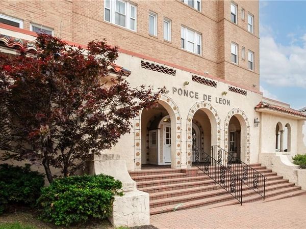 4555 MAIN Street, Unit 204, Kansas City, MO 64111