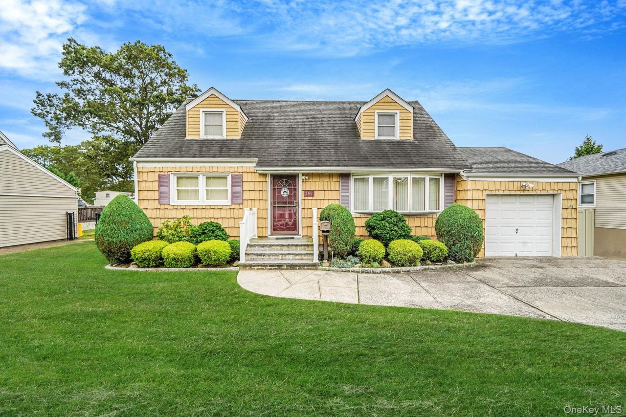 166 N Oak Street, Massapequa, NY 11758 Main Photo
