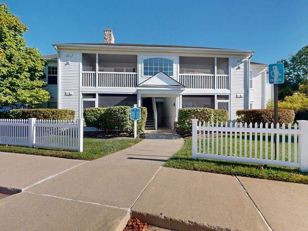 2678 S Knightsbridge Circle, Ann Arbor, MI 48105