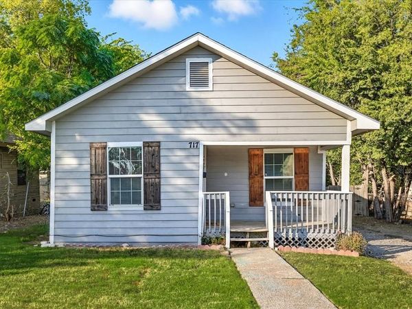 717 E Davis Avenue, Fort Worth, TX 76104