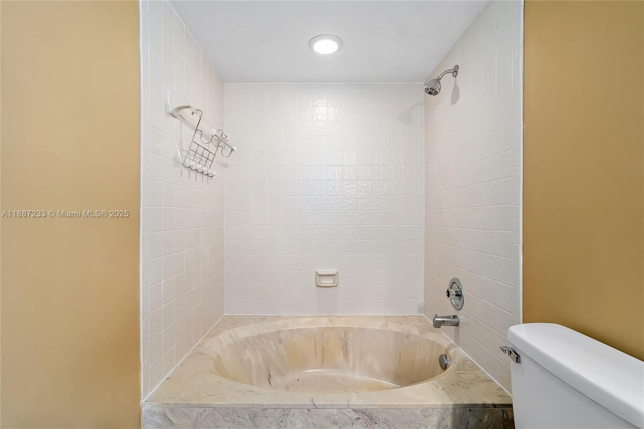 2200 S Cypress Bend Dr, Unit 804, Pompano Beach, FL 33069 Photo