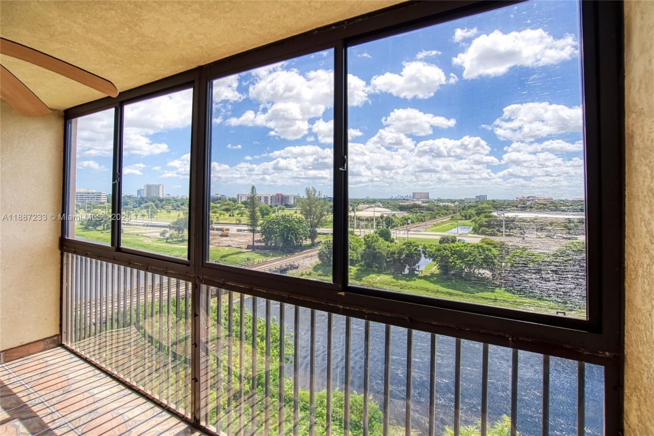 2200 S Cypress Bend Dr, Unit 804, Pompano Beach, FL 33069 Photo