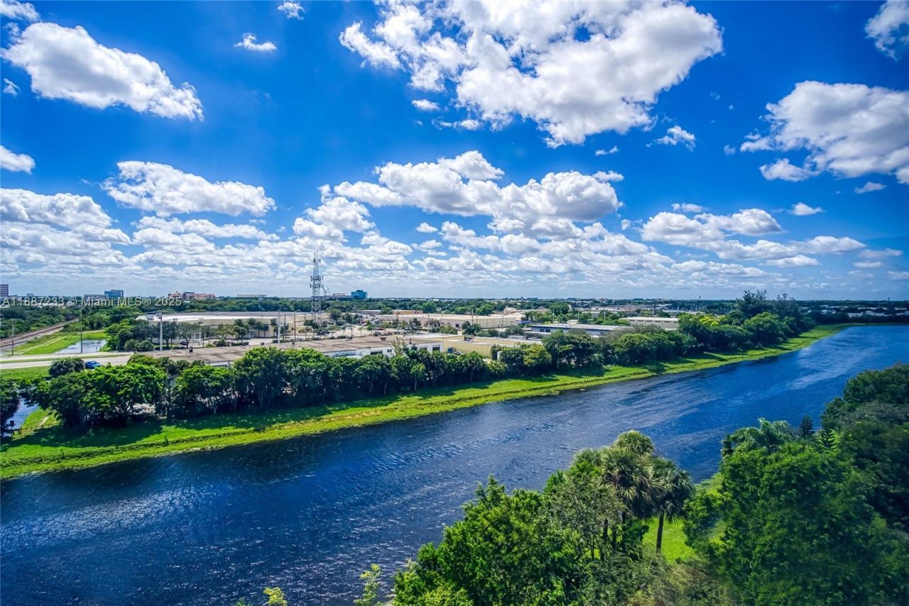 2200 S Cypress Bend Dr, Unit 804, Pompano Beach, FL 33069 Photo