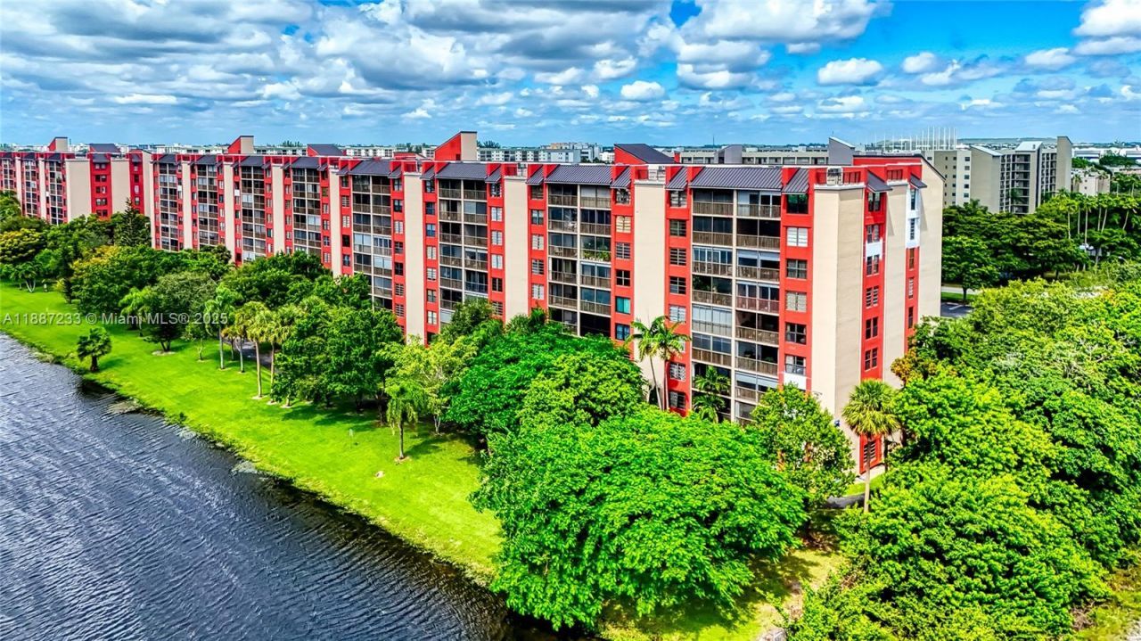 2200 S Cypress Bend Dr, Unit 804, Pompano Beach, FL 33069 Photo