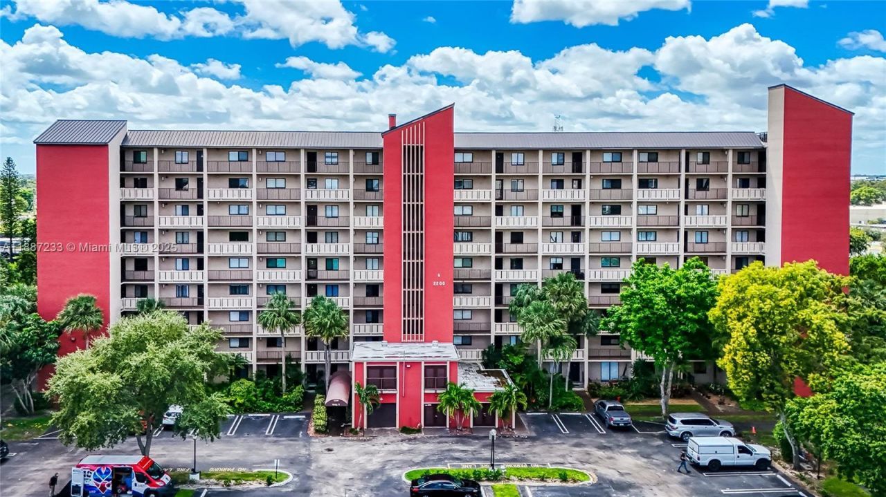 2200 S Cypress Bend Dr, Unit 804, Pompano Beach, FL 33069 Photo