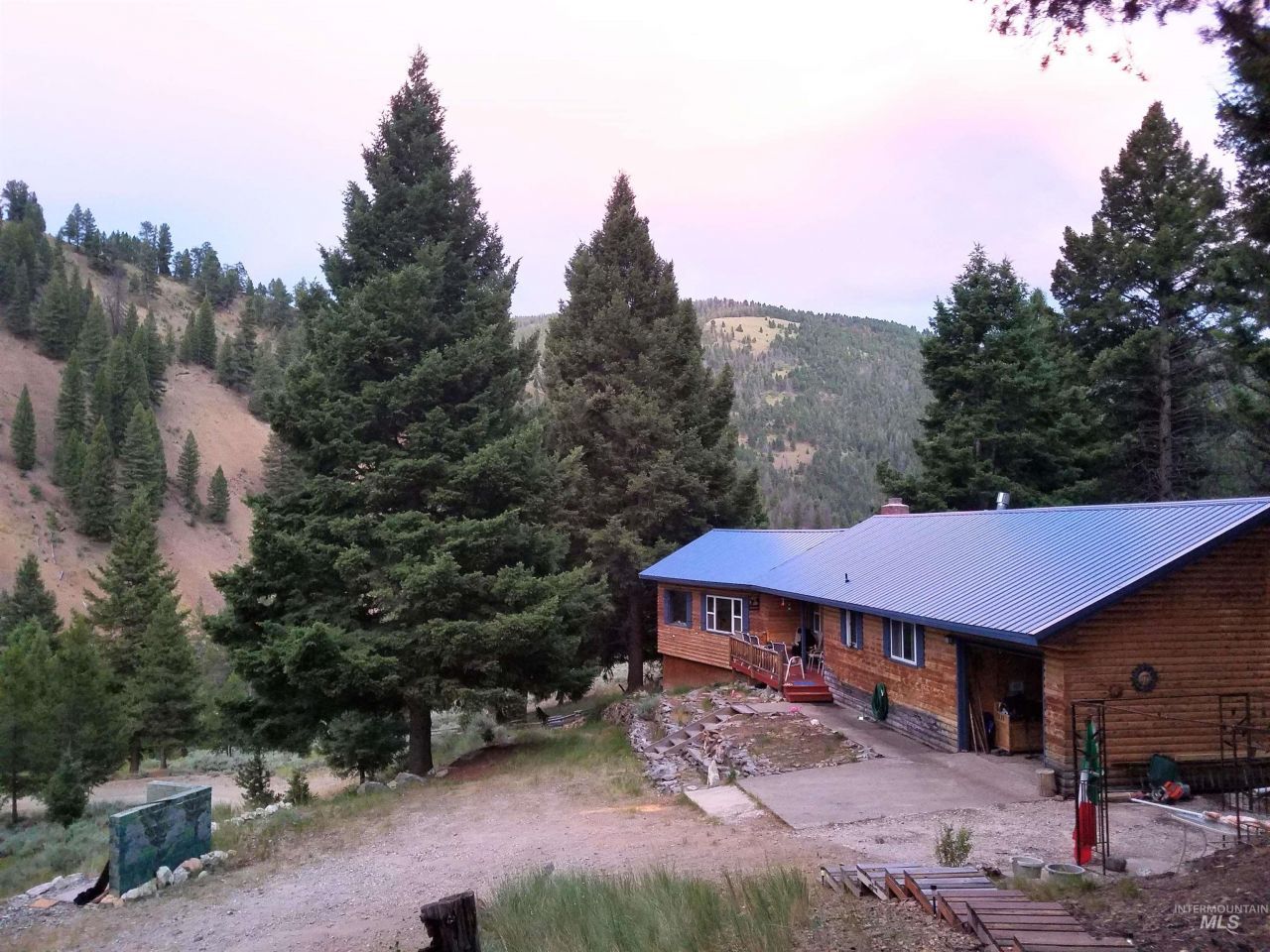 27 Grizzly Bear Rd, Shoup, ID 83469 Main Photo