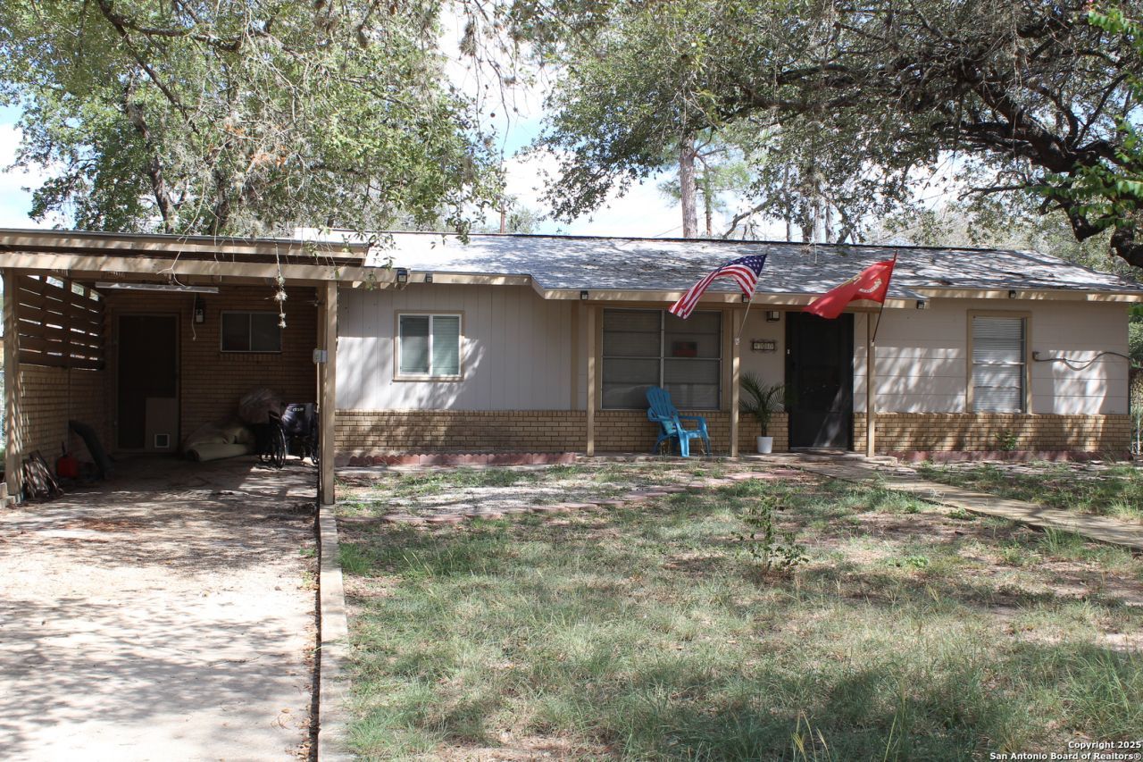 400 Mockingbird Ln, Devine, TX 78016 Main Photo