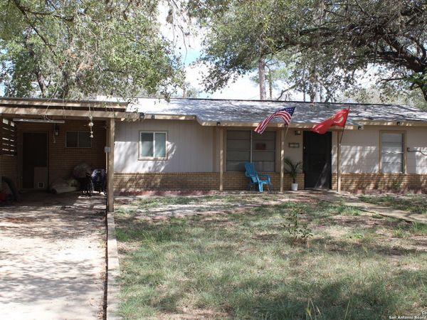 400 Mockingbird Ln, Devine, TX 78016