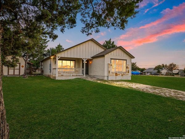 685 Rolling Hills, Canyon Lake, TX 78133