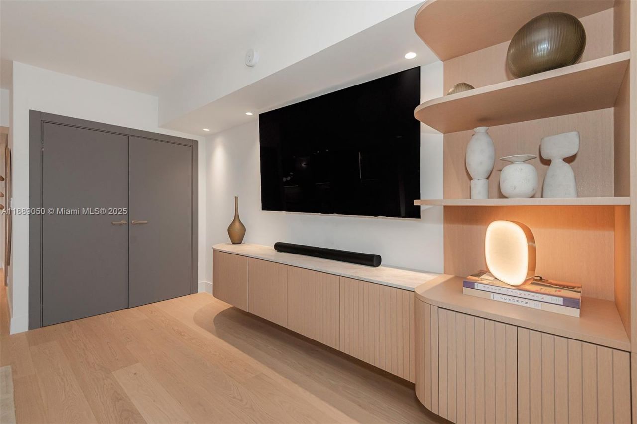 2301 Collins Ave, Unit 1527, Miami Beach, FL 33139 Photo