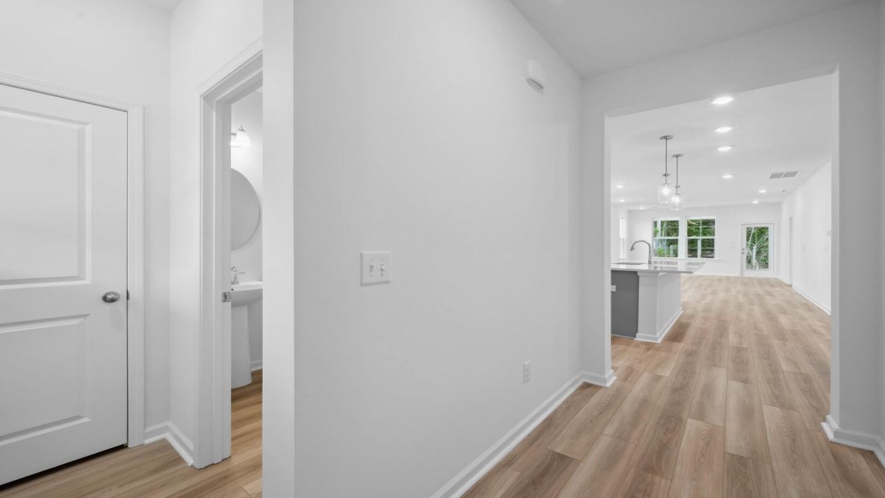 454 Cadbury Loop Photo 5