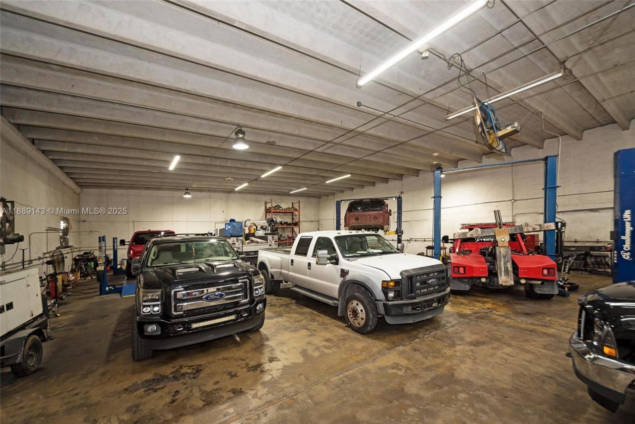 8230 NW 56th St, Doral, FL 33166 Photo